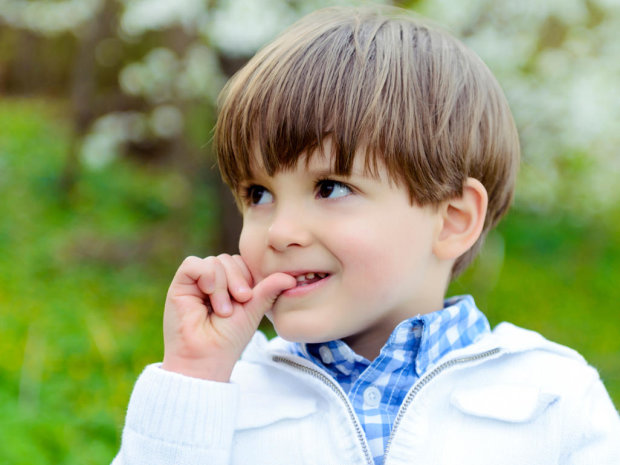 Ребенок грызет ногти: советы эксперта, как легко отучить малыша от ужасной привычки