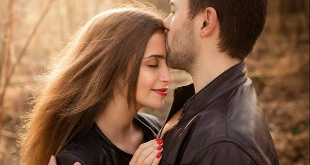Ученые узнали, почему люди закрывают глаза во время поцелуя: удивительный феномен