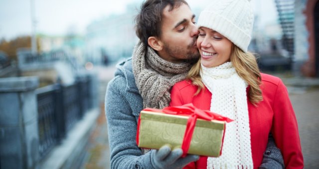 Как научить мужчину дарить подарки: 5 способов